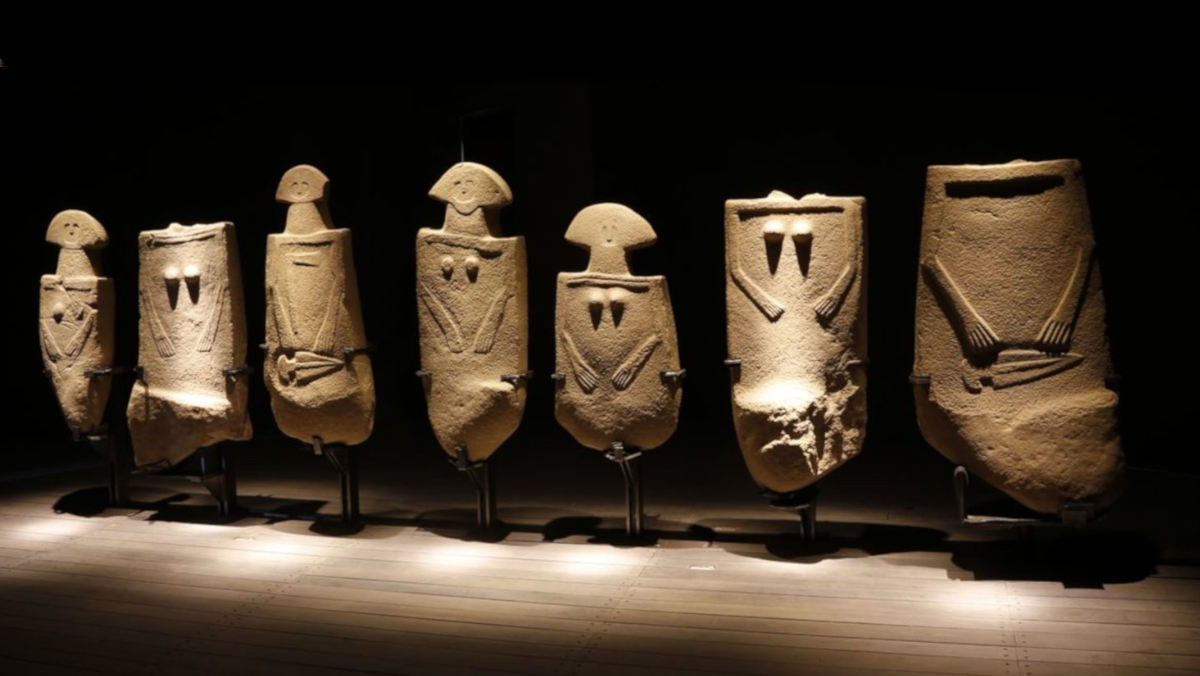 Museo delle statue stele, interno con le statue di Groppoli